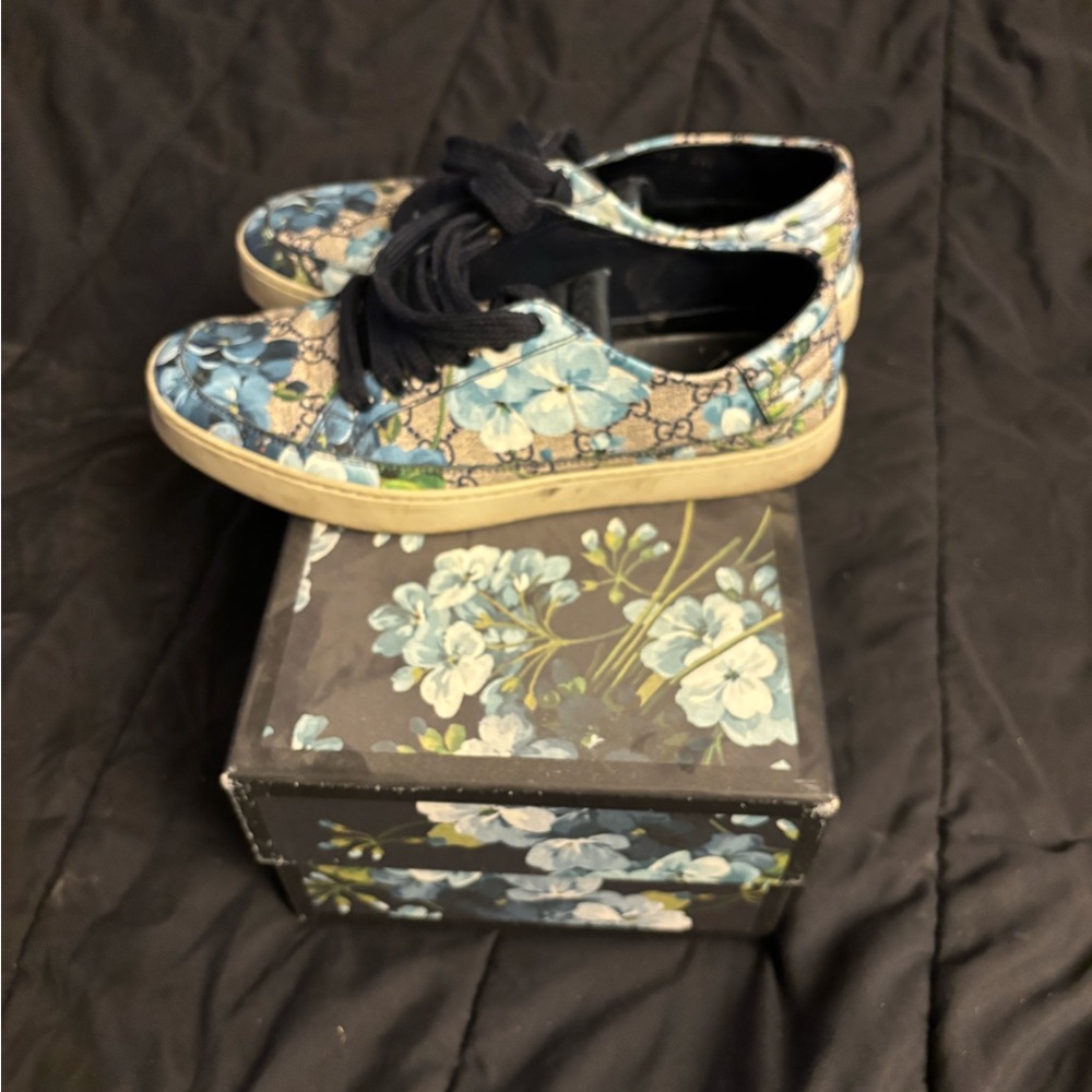 Gucci shoes, size 8, navy blue/Carolina blue